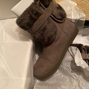 Cozy Gray Fur-Lined Women's Boots